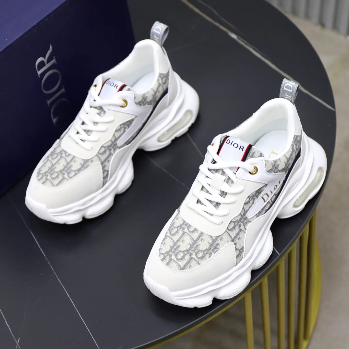 Ex-factory price: 462💰🙅‍♂️🙅‍♂️🙅‍♂️ Brand: Dior DIOR Standard code: 38-44 (45 customized) Grade: Same as the official website Material: Original cowhide material spliced with brand cloth Comfortable and breathable lining Lightweight and wear-resistant sports outsole Style category: Men's fashion casual shoes Running sports shoes Distinguished luxury brand elements Top luxury color: actual picture color